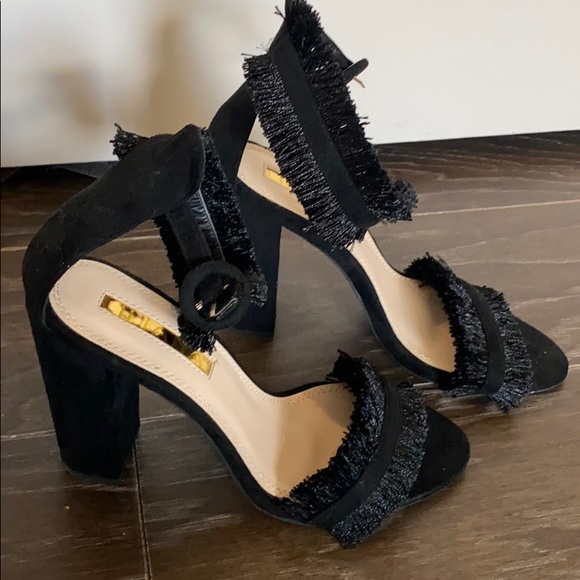 Liliana Edgar Black Suede Ruffle Sandals - Picture 2 of 4
